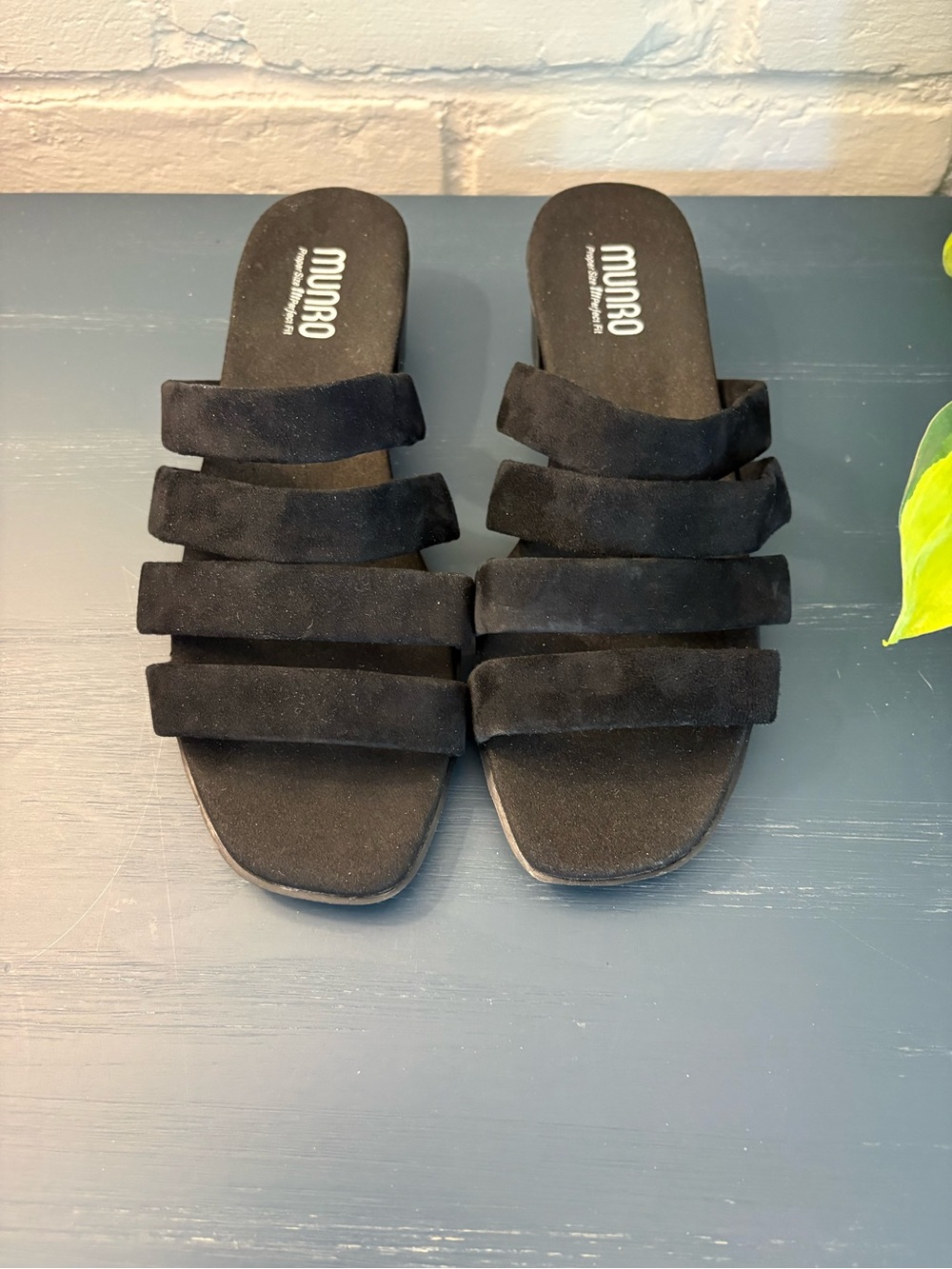 MUNRO! Black Suede Slide Sandals 8WW
